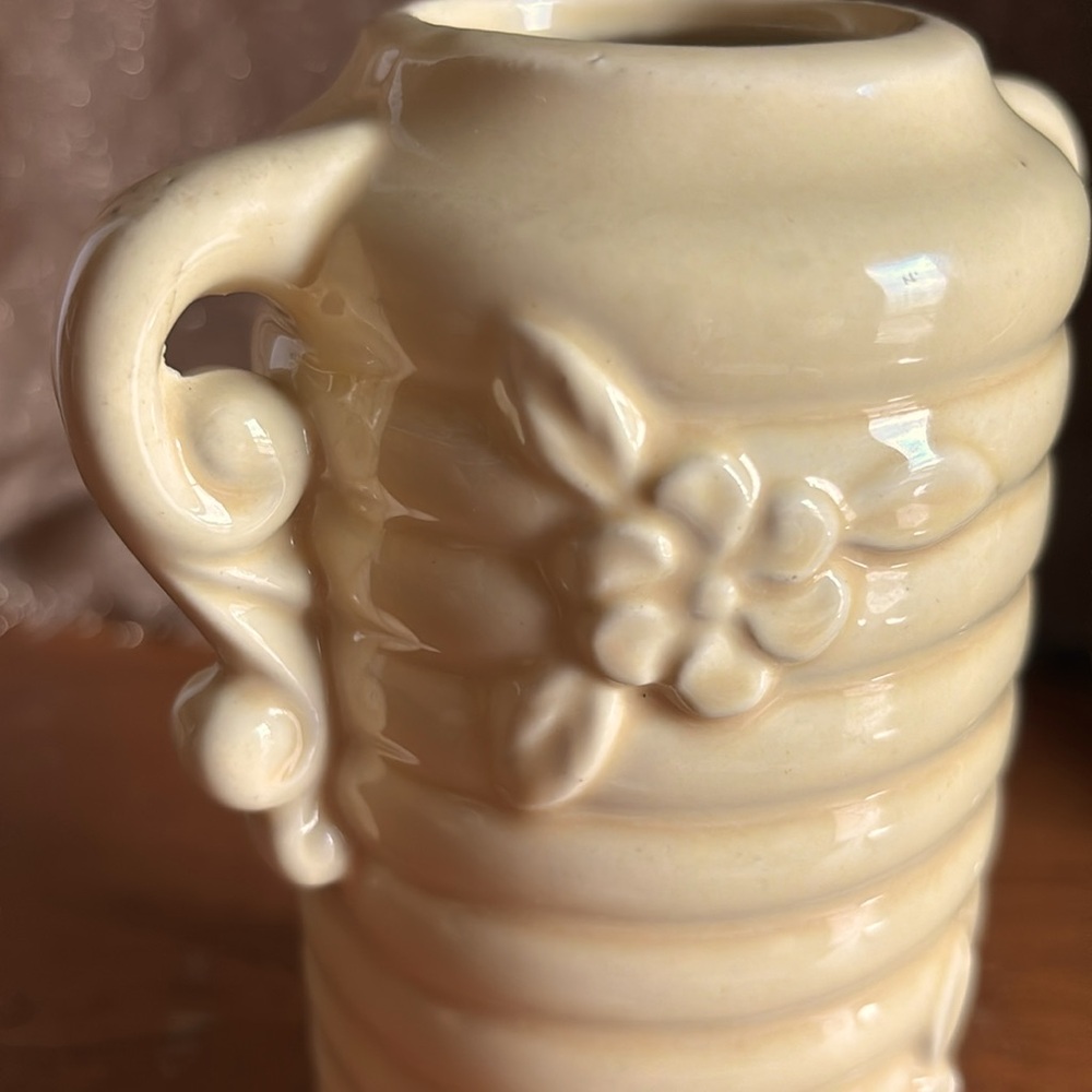 Vintage USA pale yellow beehive & floral 7” pottery vase with scroll handles - Picture 7 of 11